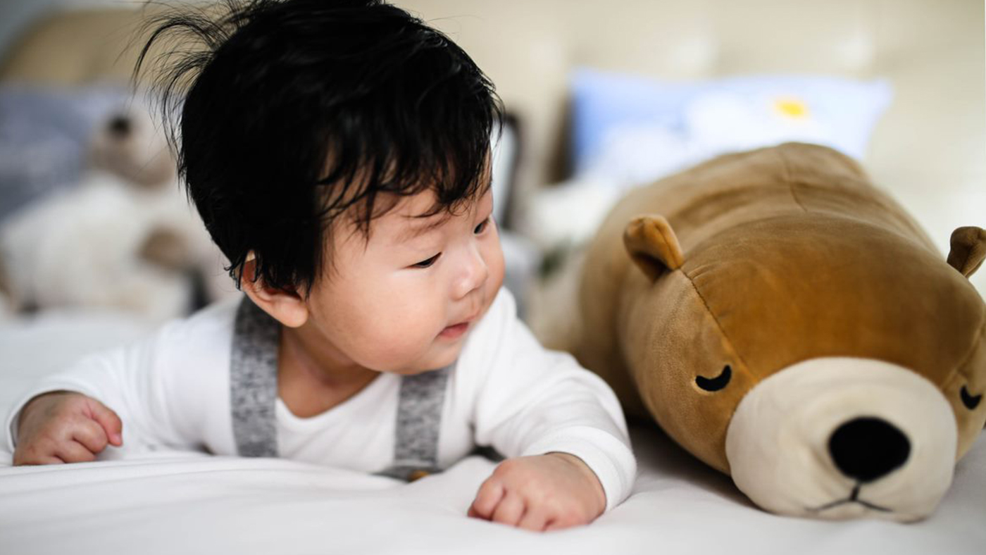 Touching, thinking, looking and learning – how your baby learns about objects - Featured Image