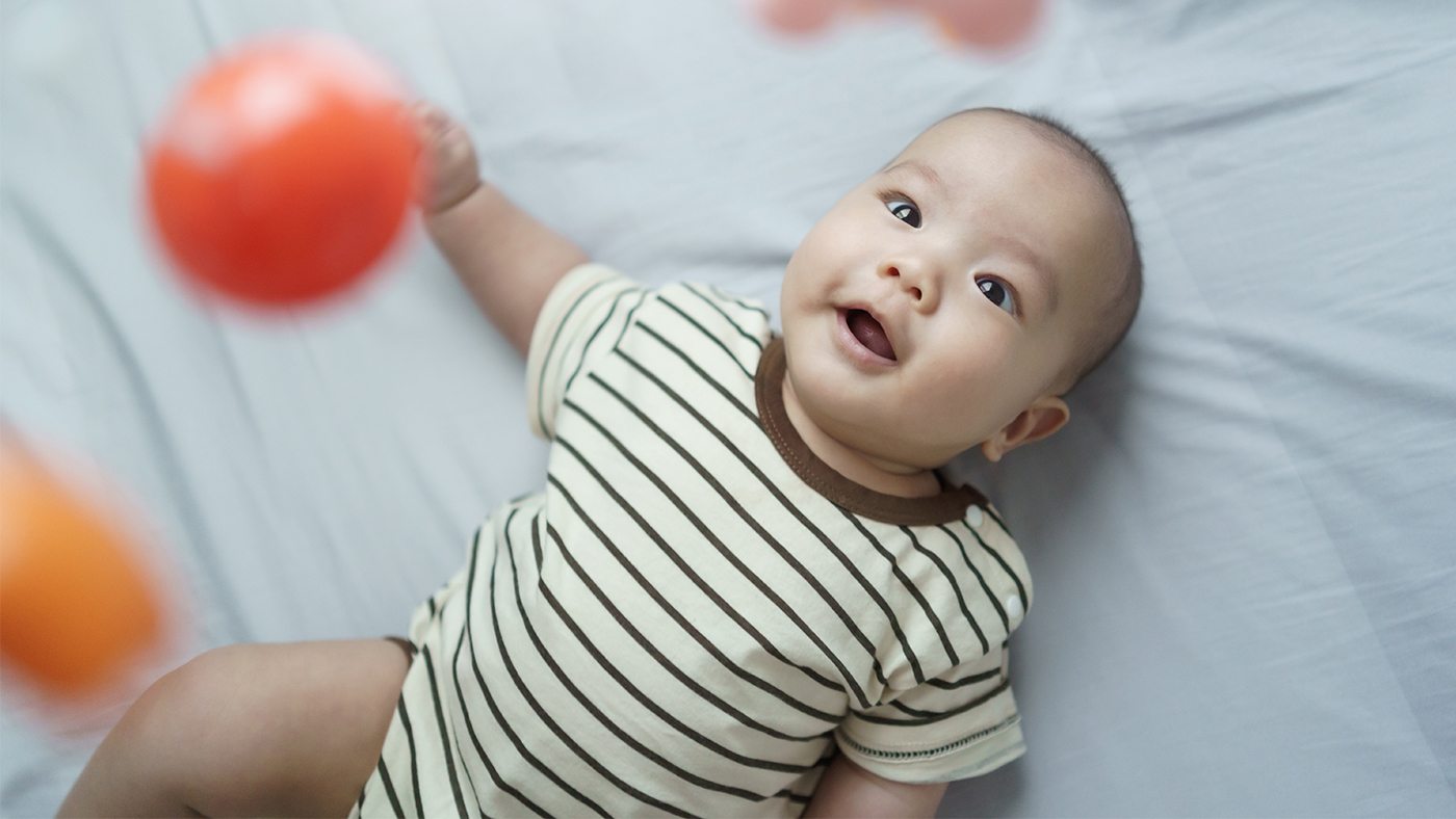 Looking, pausing and reaching – your baby’s brain and vision - Featured Image