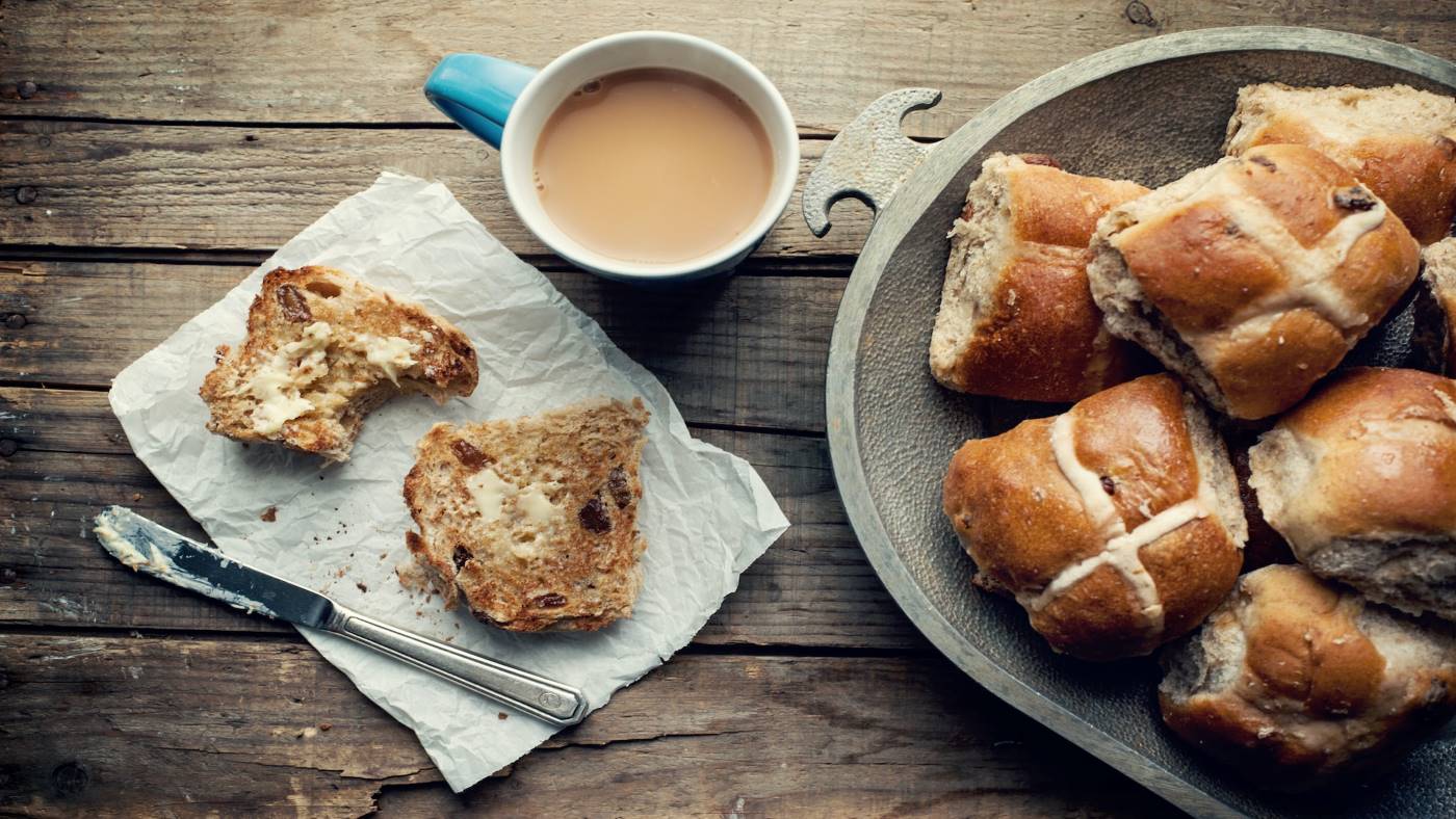 Scrumptious vegan hot cross buns - Featured Image