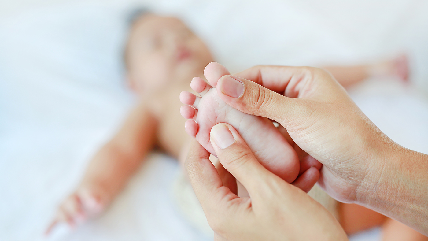 Foot spa – a gentle and simple way to start baby massage - Featured Image