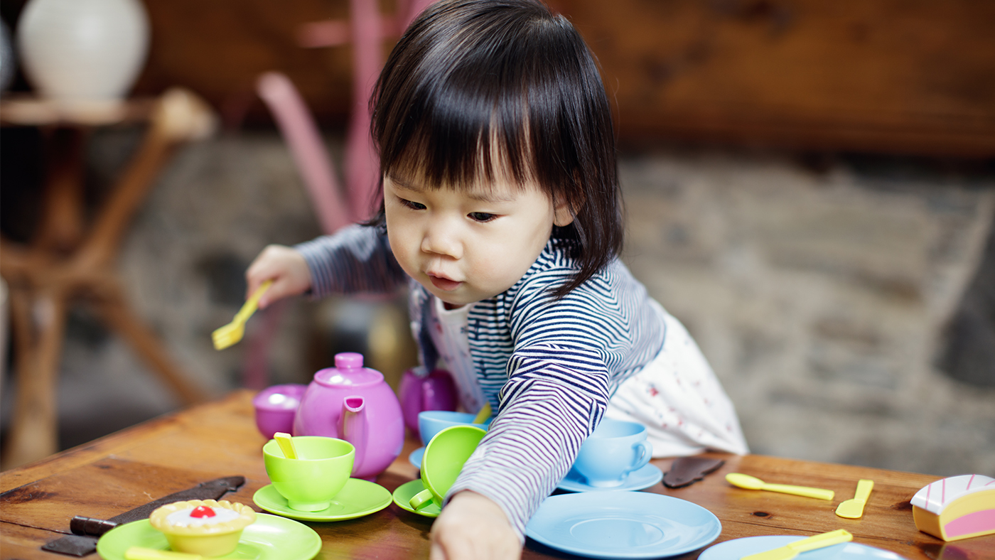 Encouraging your baby to select picnic food - Featured Image