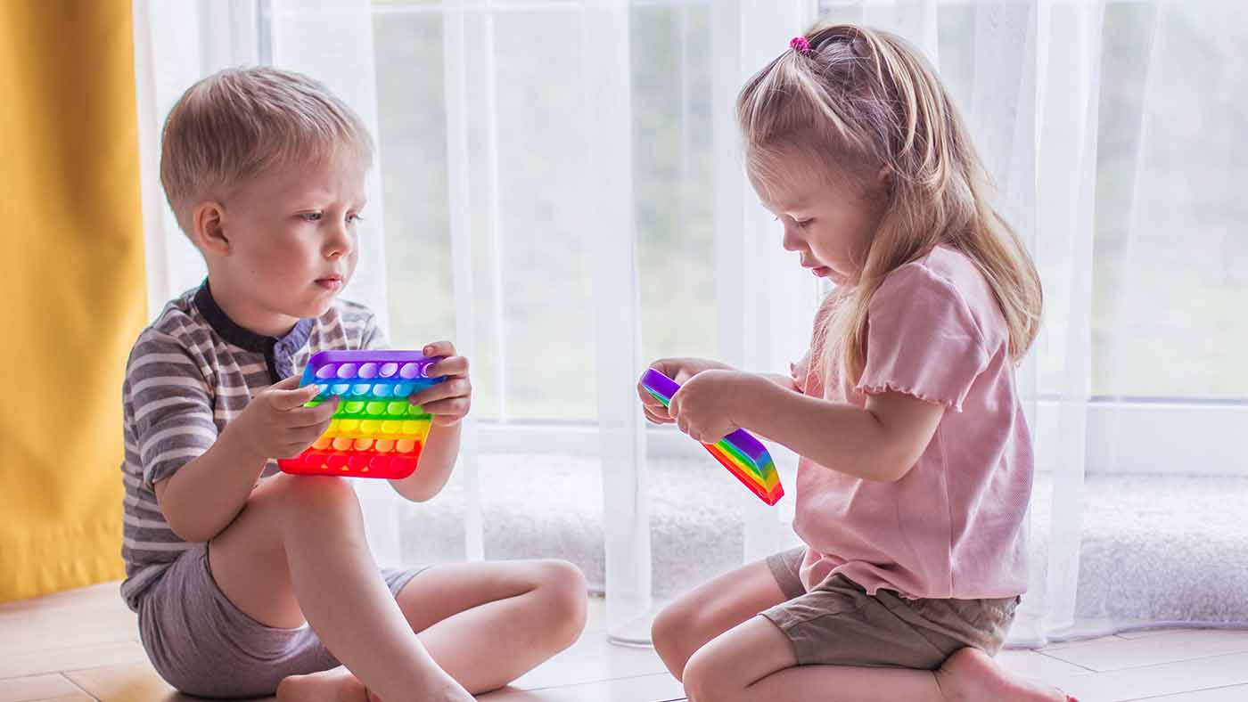 Make a busy bag for when your toddler has to sit for a while - Featured Image