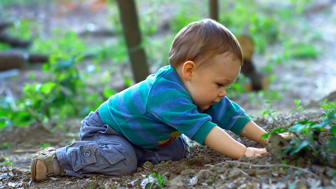 Look at this! Using both hands while playing outside - Featured Image