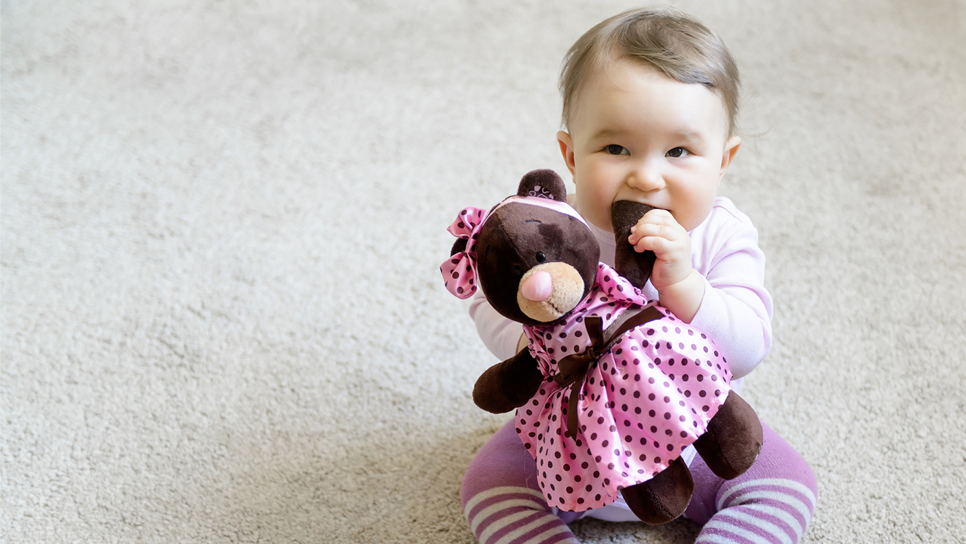 Kisses and cuddly toys! A sweet game to encourage your baby to move objects - Featured Image