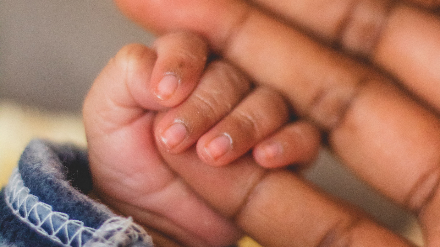 Getting a grip – your newborn's grasp reflexes - Featured Image