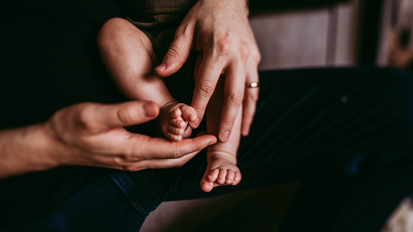 Your baby's foot flexes or curling toes: the plantar grasp reflex in action - Featured Image