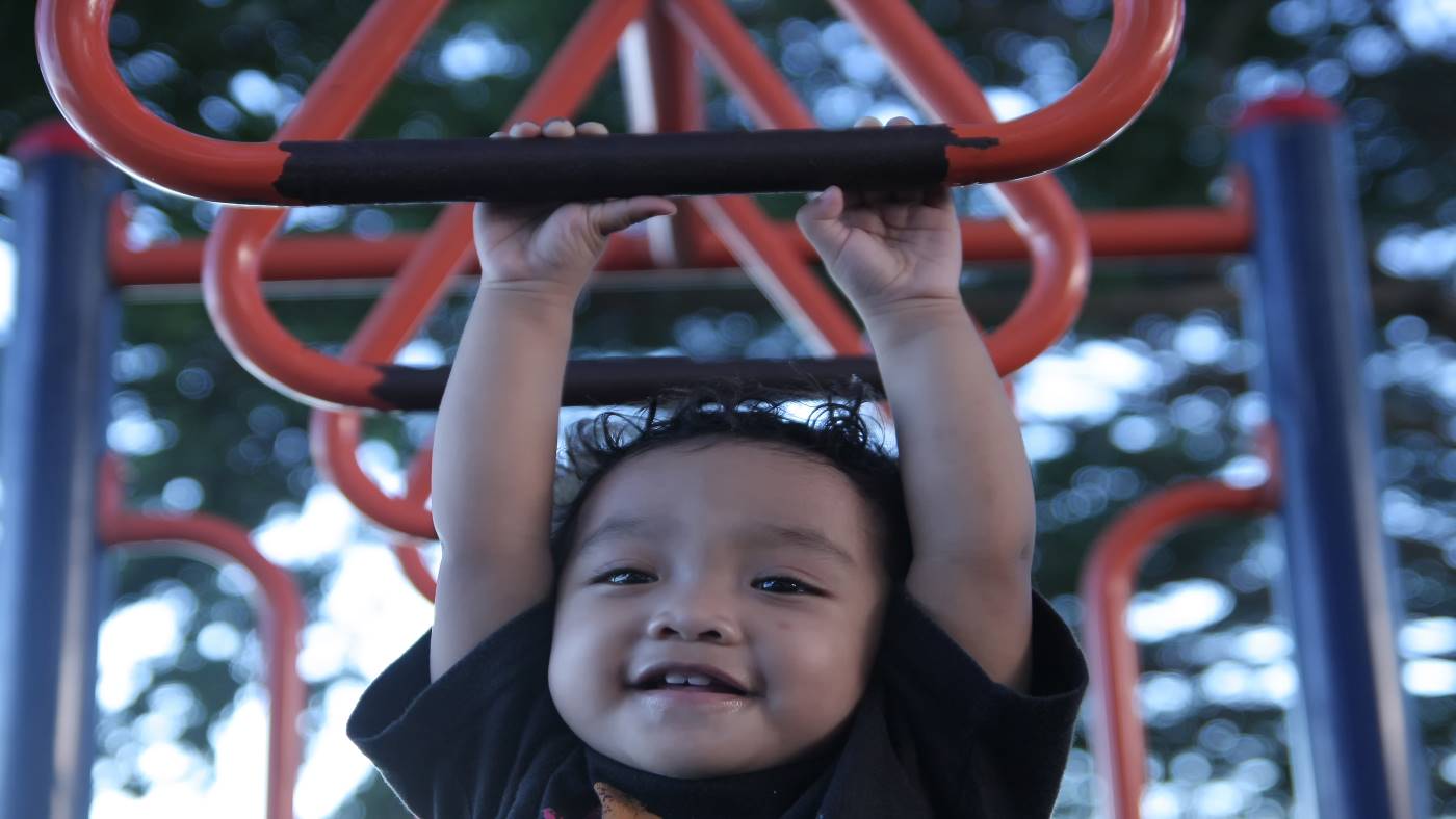 A trip to the park to strengthen your toddler’s hand muscles - Featured Image