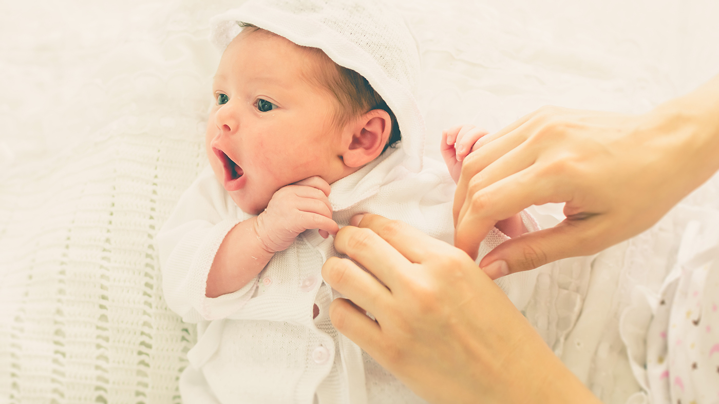 Newborn head control – early and developing reflexes - Featured Image