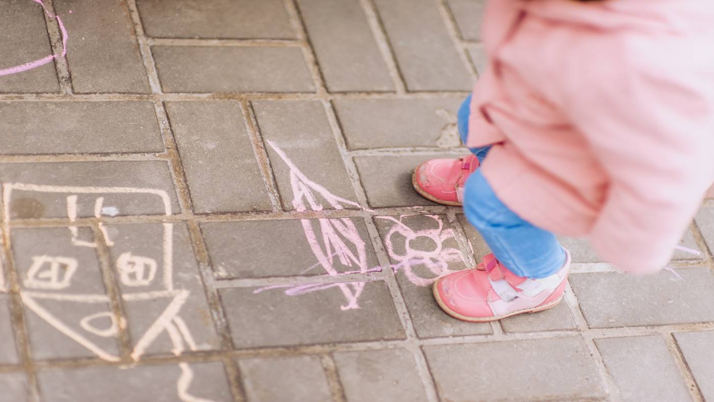 Chalking and walking – play as a way to practise stepping movements - Featured Image