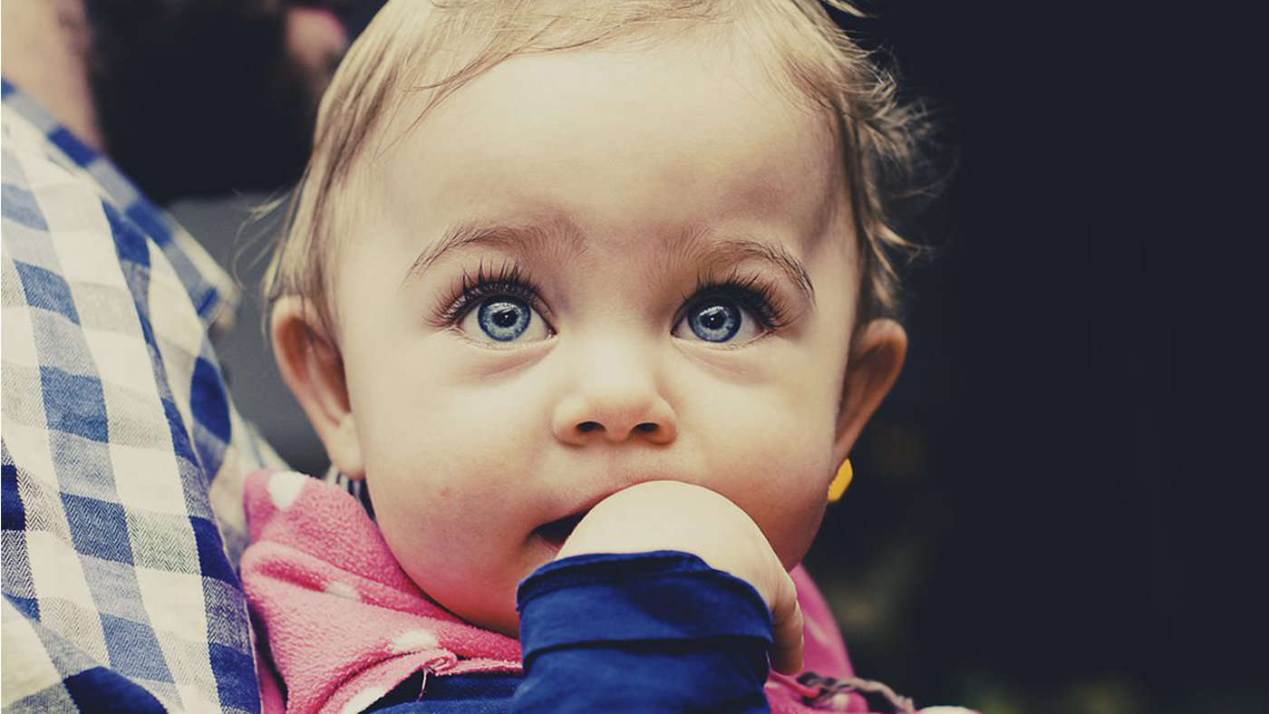 Why your baby stares at strangers! - Featured Image