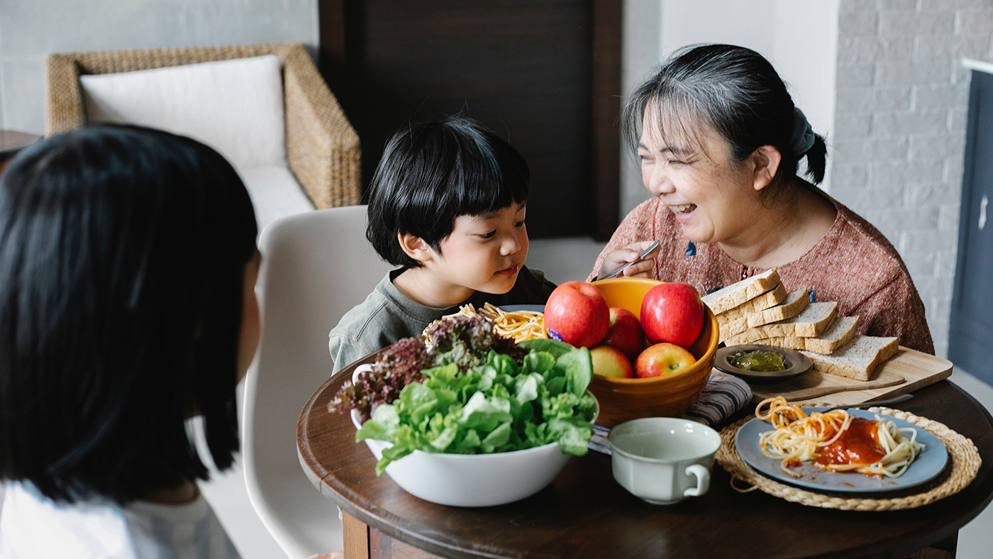 Your expressions while you eat might influence which foods your child tastes - Featured Image