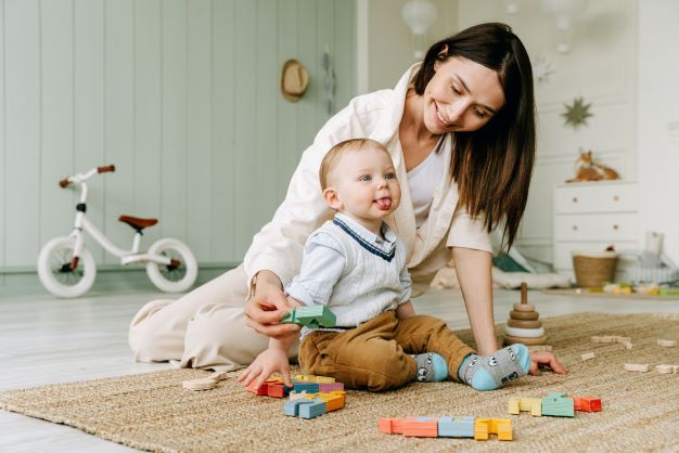 Ways to help your baby take the lead in play and conversation - Featured Image