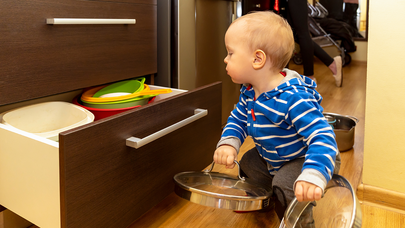 Turning kitchen items into stackable towers – see how your baby investigates household utensils - Featured Image