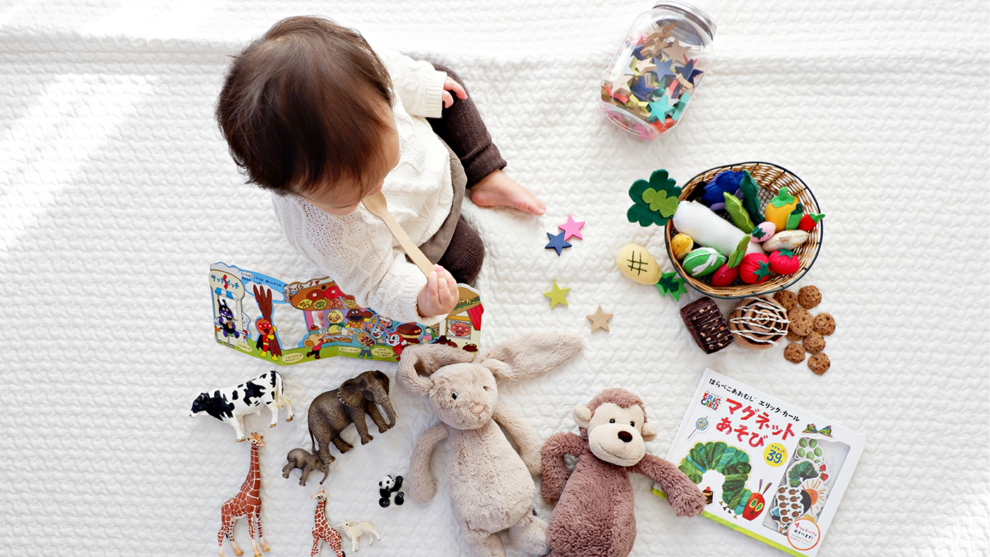 Changing your baby’s position helps them to explore objects in different ways - Featured Image