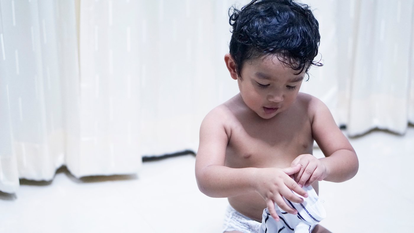 Helping your toddler get dressed and undressed independently - Featured Image