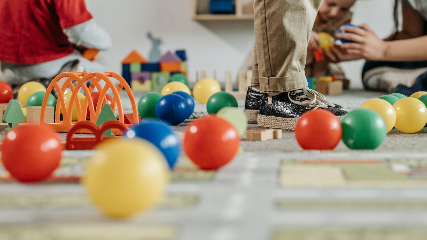 Indoor adventure golf – A great way to spend a rainy day with your child - Featured Image