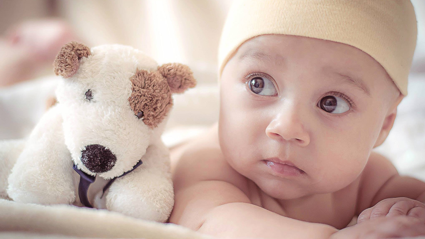 Choosing your baby's first toys - Featured Image