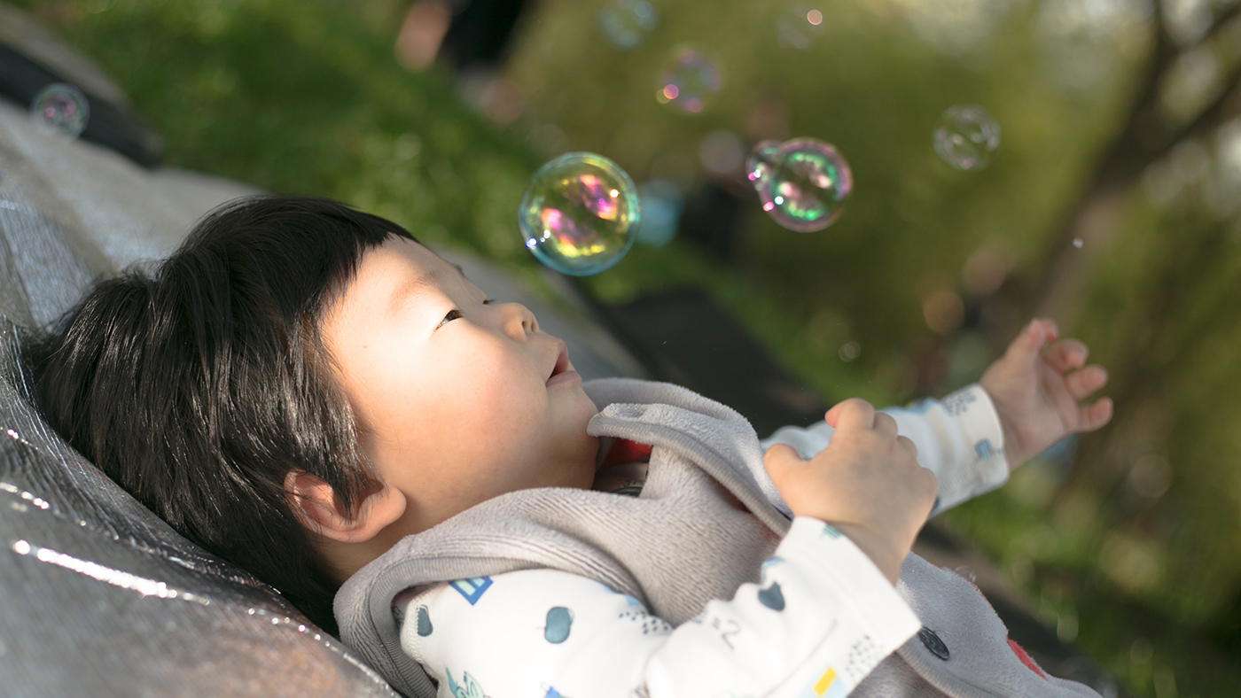 Watch the bubbles – using bubbles to give your baby something interesting to watch - Featured Image