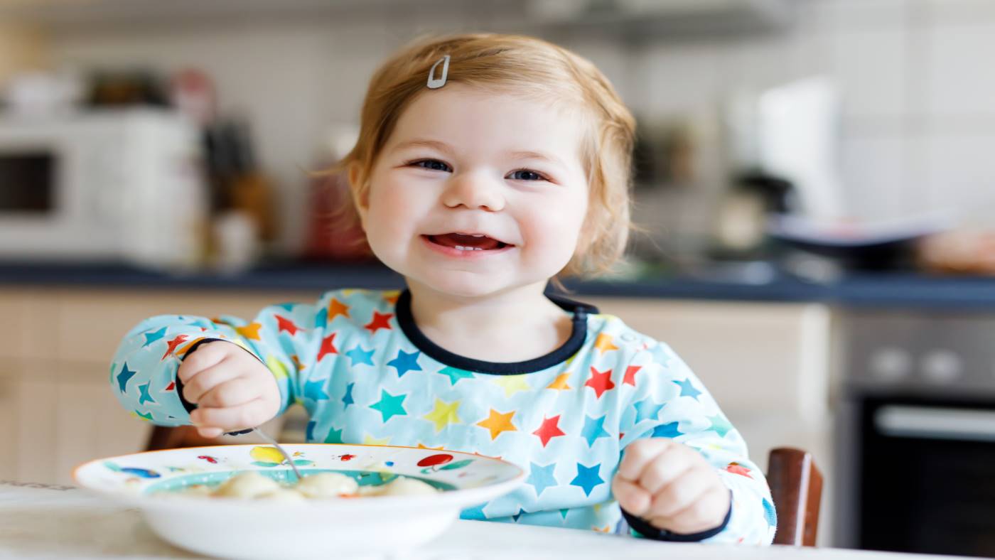 How does your toddler actually learn to use a spoon? - Featured Image