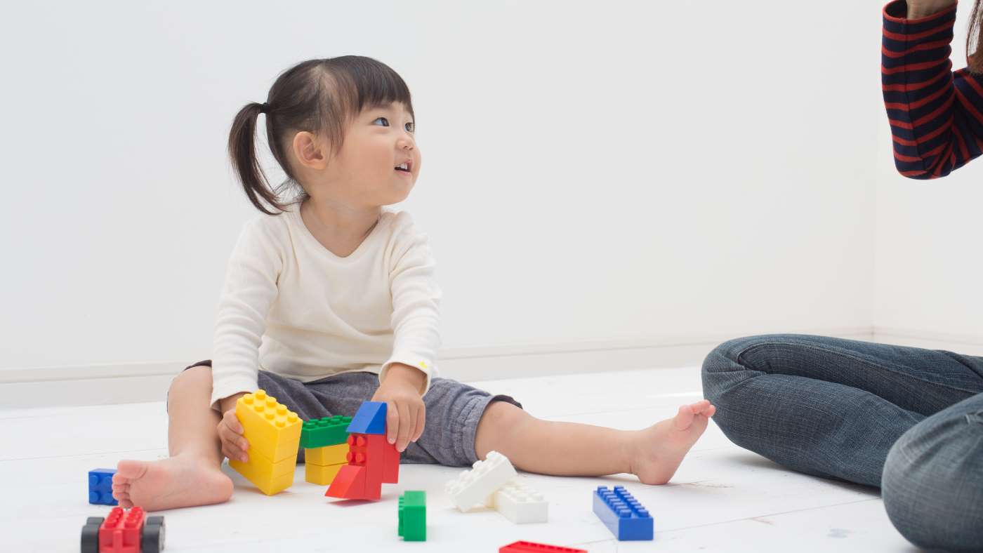 Holding, turning, positioning and pushing – interlocking bricks and fine motor skills - Featured Image