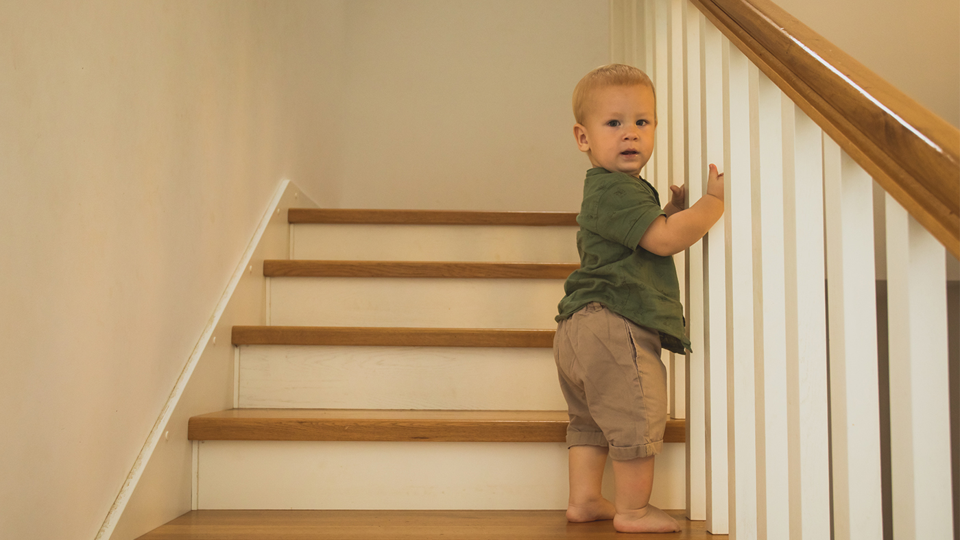 Side stepping – a tip to build your baby’s confidence on the stairs - Featured Image