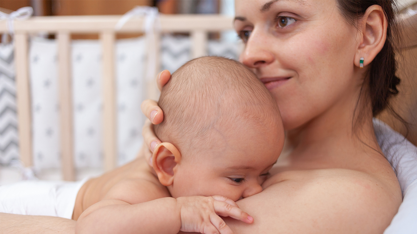 Skin-to-skin tummy time – a soothing experience for you both - Featured Image