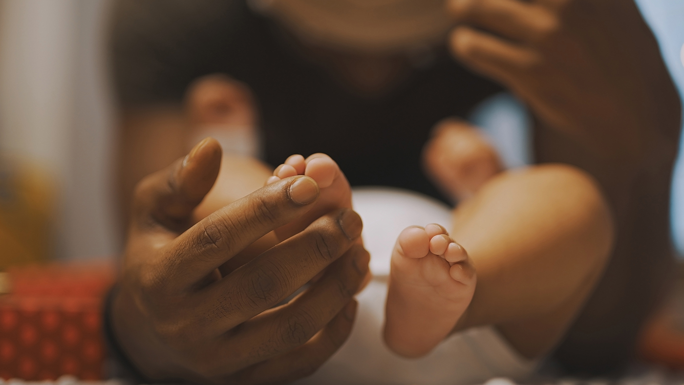 Singing songs and touching toes to encourage your baby to push with their feet - Featured Image