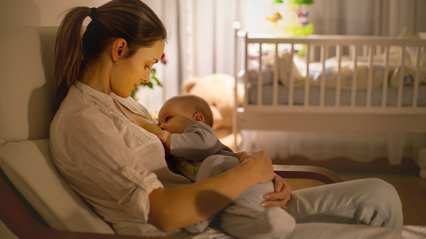 Lamplight lullaby – letting your baby discover soft evening lighting - Featured Image