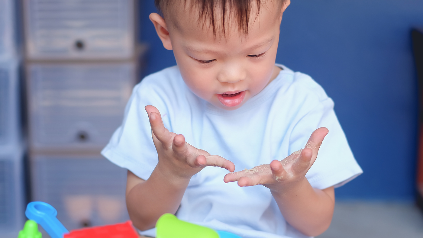 Slimy sensory tray – gooey, sticky, smelly explorations - Featured Image