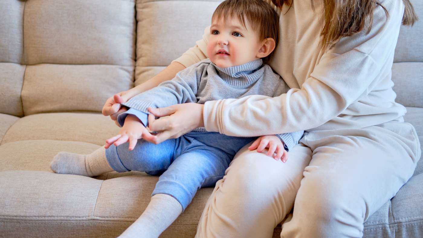 Oooh, this is cosy – how your toddler processes the feeling of clothes - Featured Image